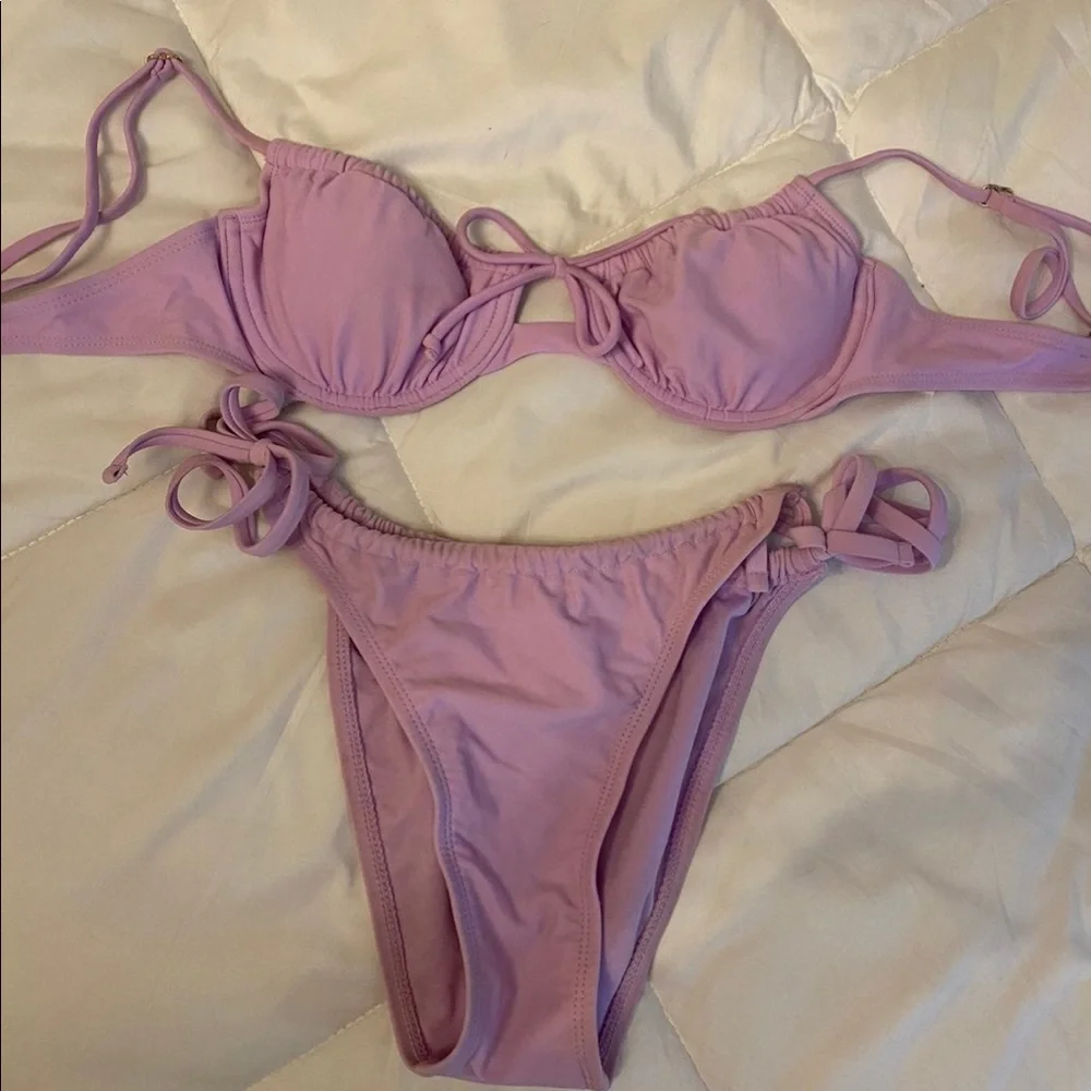 Bikini - Picture 1 of 1